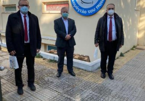Συμβολική δωρεά από την Ολομέλεια στο